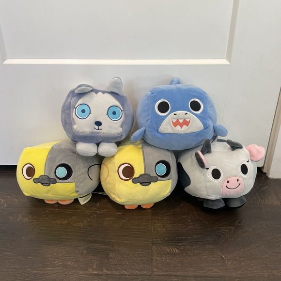 Lot of 5 Pet Simulator Big Game Plush NO CODES Cow Dog Shark Chick 6 inches - Picture 1 of 5